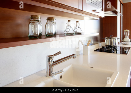 Rosso cucina in legno bianco banco di cucina moderna decorazione di interni Foto Stock