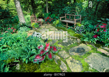 Moss terrazza coperta e il percorso in appartata ombroso giardino fiorito con ramoscello rustici mobili di cedro MIssouri USA rilasciato Foto Stock