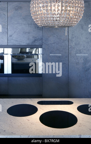 Pietra ardesia mobili da cucina banco in marmo integrato stufa in vetroceramica Foto Stock