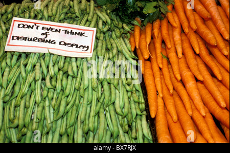 Fagioli verdi e carote divertente con segno Foto Stock