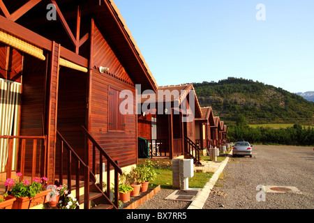 Bungalow legno fila in camping camp park in montagna Foto Stock