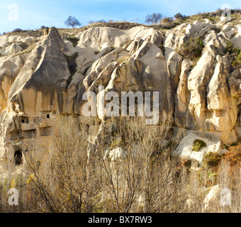 Intagliato case di roccia nei pressi del museo a cielo aperto di Goreme in Cappadocia, situato nella regione dell'Anatolia in Turchia Foto Stock