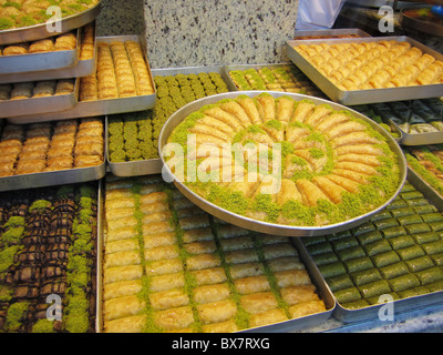 Gusti Assortiti di Turco baklava in panetteria di Istanbul Foto Stock