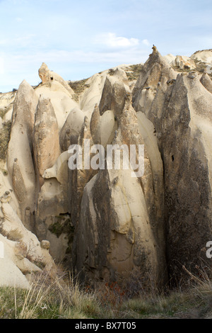 Uniche formazioni rocciose in spade Valley vicino a Goreme in Cappadocia, Turchia centrale Foto Stock