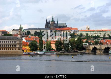 Skyline di Praga, Repubblica ceca da attraverso il fiume Moldava con il castello di Praga in vista Foto Stock