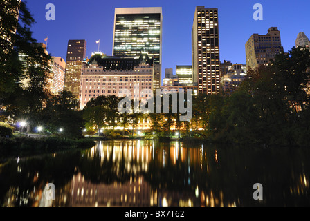 Central Park South come visto dal laghetto in New York City Foto Stock