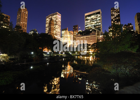 Central Park South come visto dal laghetto in New York City Foto Stock