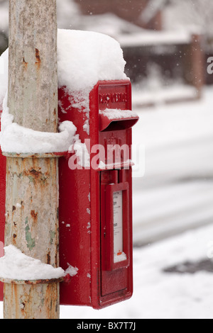 Coperta di neve post box attaccato ad un lampione Foto Stock