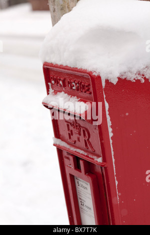 Coperta di neve post box attaccato ad un lampione Foto Stock