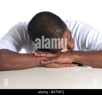 Un attraente di carnagione scura uomo dorme. Tutto su sfondo bianco. Foto Stock