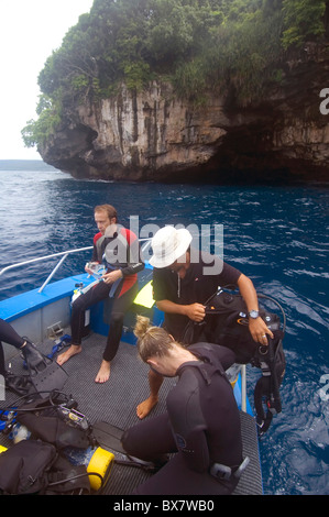 I subacquei si prepara a barca grotta (visibile nella scogliera di sfondo), Isola Christmas, Oceano Indiano. No signor o PR
