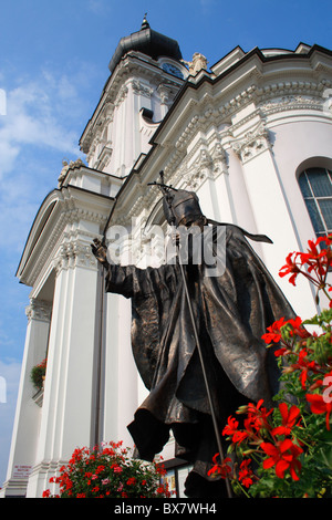 Un monumento di Papa Giovanni Paolo II e la Basilica della Presentazione della Beata Vergine Maria, Wadowice, Polonia Foto Stock