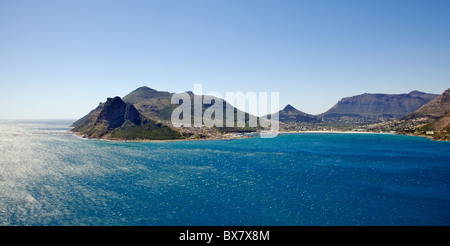 Hout Bay con la sentinella a guardia del suo ingresso, Penisola del Capo, in Sud Africa. Foto Stock