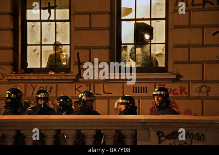 Studente manifestanti danno tesoro windows durante la studente anti-tagli protesta Parliament Square Londra 9.12.10 Foto Stock