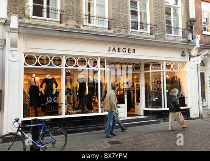 Un negozio Jaeger in Cambridge, Inghilterra, Regno Unito Foto Stock