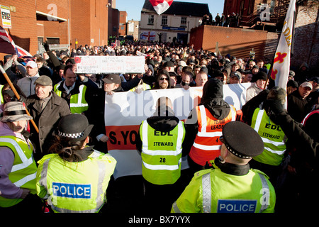 L'EDL inglese lega difesa manifestanti e forze di polizia durante un anti islamico di marcia di protesta a Preston Regno Unito Foto Stock