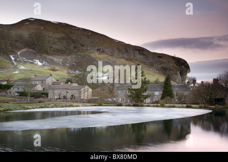 Kilnsey Crag un grande affioramento di calcari popolare con arrampicatori a Kilnsey Wharfedale Yorkshire Dales REGNO UNITO Foto Stock