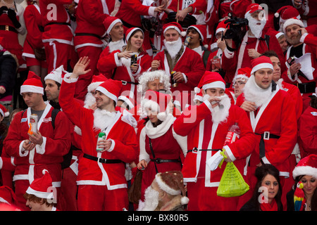 Santacon 2010, flashmob raduno di persone vestite come Santa nel centro di Londra Foto Stock