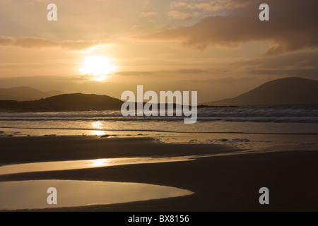 Golden riflette la luce del sole fuori delle acque dell'Atlantico della costa ovest di Harris, Scozia. Foto Stock