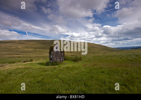 Maen Llúria, neolitico in pietra in piedi vicino a Ystradfellte, Brecon Beacons, Wales, Regno Unito Foto Stock