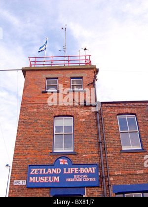 La Zetland scialuppa di salvataggio Museum di Redcar ha una guardia costiera Stazione di vedetta sulla sommità della torre Foto Stock