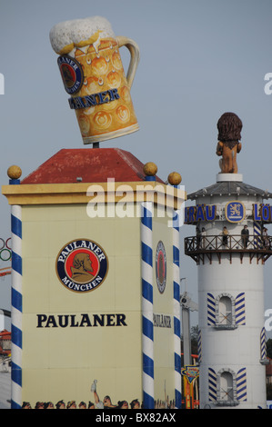 Torri di birra al Oktoberfest a Monaco di Baviera Foto Stock