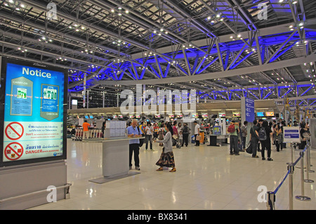 Terminale di partenza, Aeroporto Internazionale Suvarnabhumi di Bangkok, Samut Prakan Provincia, Thailandia Foto Stock