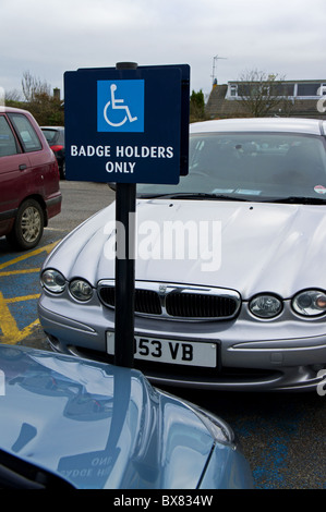 Automobili parcheggiate nel parcheggio disabili baie, Regno Unito Foto Stock