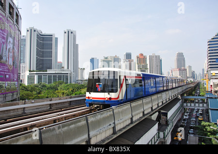 BTS Skytrain Phrong Phong Stazione, Khlong Toei District, Bangkok, Thailandia Foto Stock