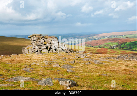 Affioramento di granito noto come grande fiocco con Tor moorland guarda dietro, Dartmoor Devon UK Foto Stock