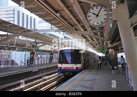 BTS Skytrain Chong Nonsi stazione, si Lom, Bang Rak distretto, Bangkok, Thailandia Foto Stock