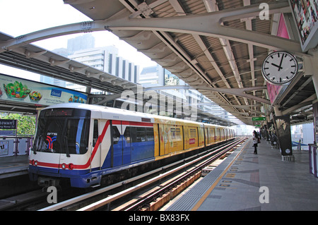 BTS Skytrain Chong Nonsi stazione, si Lom, Bang Rak distretto, Bangkok, Thailandia Foto Stock