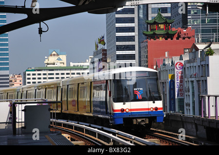 BTS Skytrain Chong Nonsi stazione, si Lom, Bang Rak distretto, Bangkok, Thailandia Foto Stock