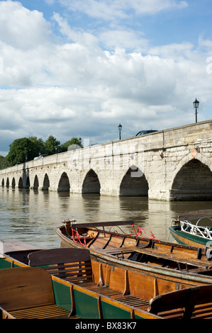 Barche a remi lungo il fiume Avon a fianco del Clopton Bridge, Stratford-upon-Avon, Warwickshire, Regno Unito Foto Stock