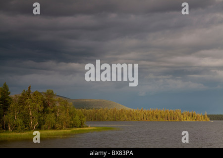 Tempesta nel lago Jerisjärvi, Parco Nazionale di Pallas-Yllästunturi, Lapponia, Finlandia Foto Stock