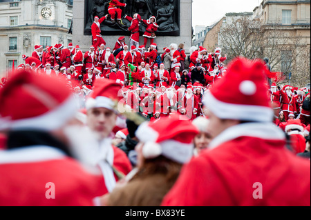 Centinaia di Babbi Natale che si incontrano a Trafalgar Square, organizzato tramite Twitter e Facebook, stagione di Natale 2010, London, Regno Unito Foto Stock