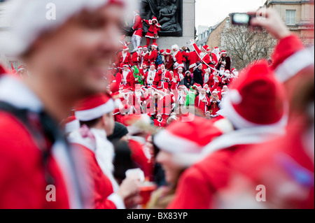 Centinaia di Babbi Natale che si incontrano a Trafalgar Square, organizzata tramite Twitter e Facebook, stagione di Natale 2010, London, Regno Unito Foto Stock