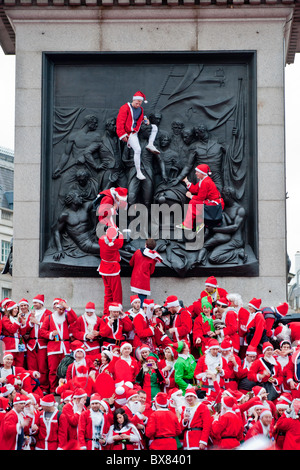 Centinaia di Babbi Natale che si incontrano a Trafalgar Square, organizzata tramite Twitter e Facebook, stagione di Natale 2010, London, Regno Unito Foto Stock