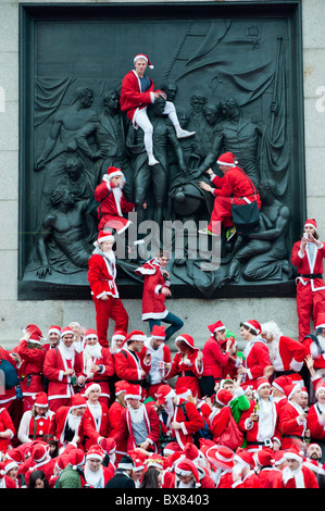 Centinaia di Babbi Natale che si incontrano a Trafalgar Square, organizzata tramite Twitter e Facebook, stagione di Natale 2010, London, Regno Unito Foto Stock