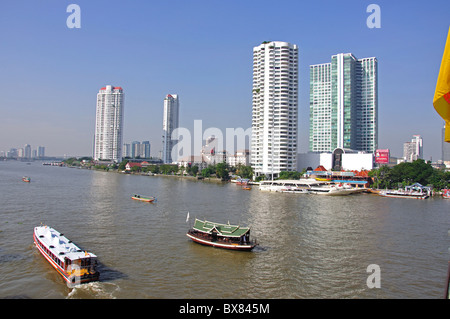 Fiume barche sul Fiume Chao Phraya, Bang Rak distretto, Bangkok, Thailandia Foto Stock