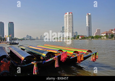 Decorate imbarcazioni fluviali sul fiume Chao Phraya, Bang Rak distretto, Bangkok, Thailandia Foto Stock