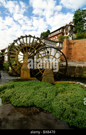 Ruote di acqua a Lijiang la città vecchia (Dayan), Yunnan, Cina Foto Stock