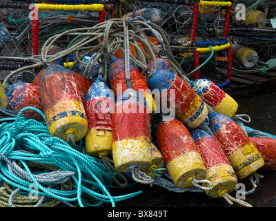 Pile di boe colorate, granchio pentole, e corde sulla costa dell'Oregon. Foto Stock