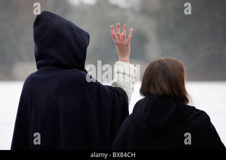 I druidi eseguire un rituale per celebrare la potenza del vischio a Tenbury Wells vischio Festival 2010. Foto Stock