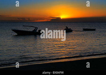 Vista tramonto attraverso la Baie de la Grande Riviere Noire dalla spiaggia di La Preneuse, Black River, Mauritius. Foto Stock