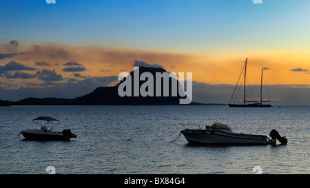 Vista tramonto attraverso la Baie de la Grande Riviere Noire dalla spiaggia di La Preneuse, Black River, Mauritius. Foto Stock