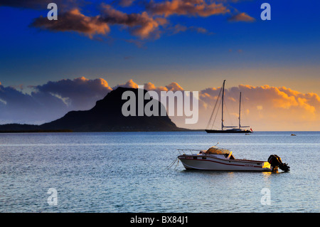 Vista tramonto attraverso la Baie de la Grande Riviere Noire dalla spiaggia di La Mariposa, La Preneuse, Black River, Mauritius. Foto Stock