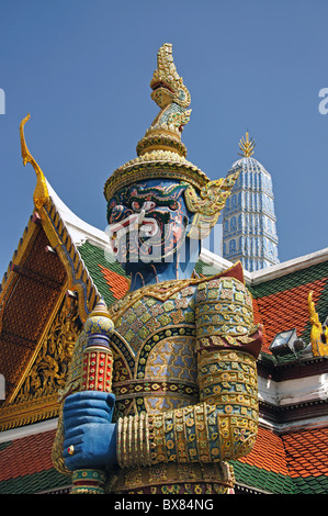 "Yaksha' mitica guardia, il Grand Palace, Rattanakosin Island, Bangkok, Thailandia Foto Stock