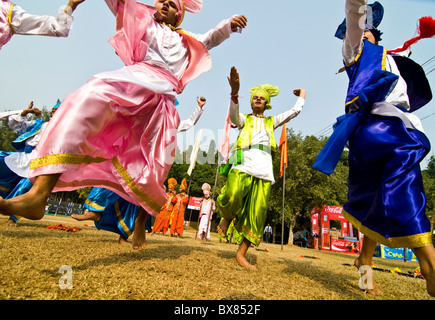 Punjabi Bhangra ballerini in azione. Foto Stock