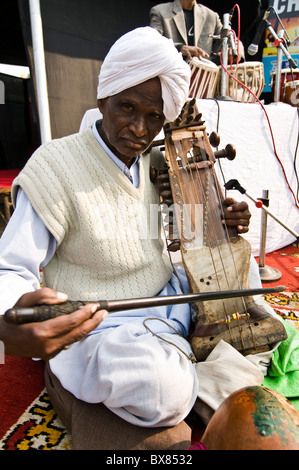 Un Sarangi player durante una musica classica indiana le prestazioni. Foto Stock